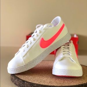 NIKE Blazer Low Pop Womens 7 (5.5Youth)